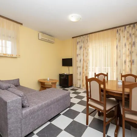 דירה Amazing In Okrug Gornji טרוגיר