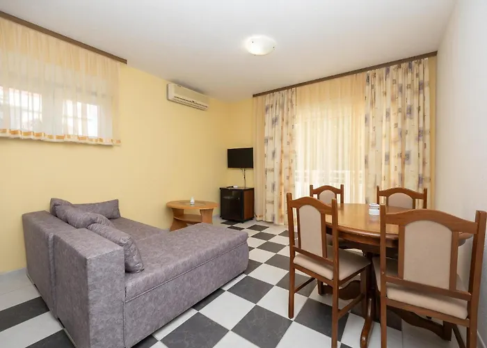 Apartment Amazing In Okrug Gornji Trogir